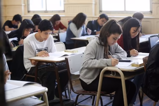 IA y educación: ¿rivales, socios o expresión de la crisis mundial?